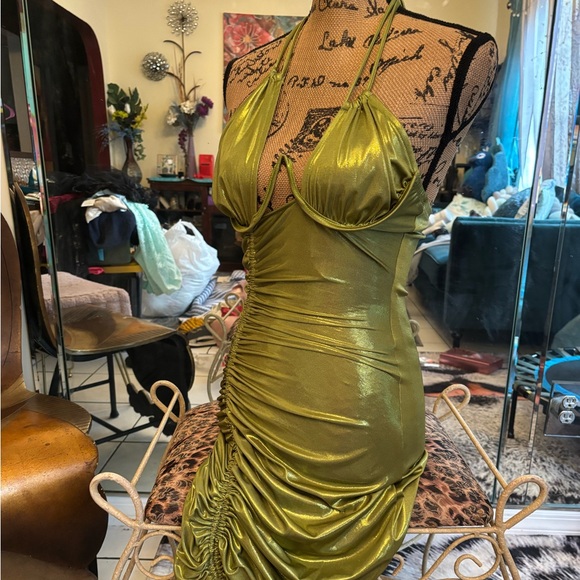 Chic Backless Gold Ruched Dress - Picture 3 of 8